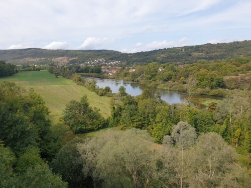 j28 Village de Pessans (25).  Pessans est formé de très vieilles fermes, entouré des Bois de Buhin et de la Chênaie, qui offrent des sentiers ombragés aux randonneurs.