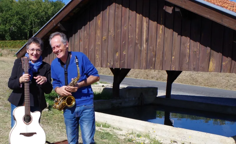 Hélène et Alain avec leur guitare et leur saxophone